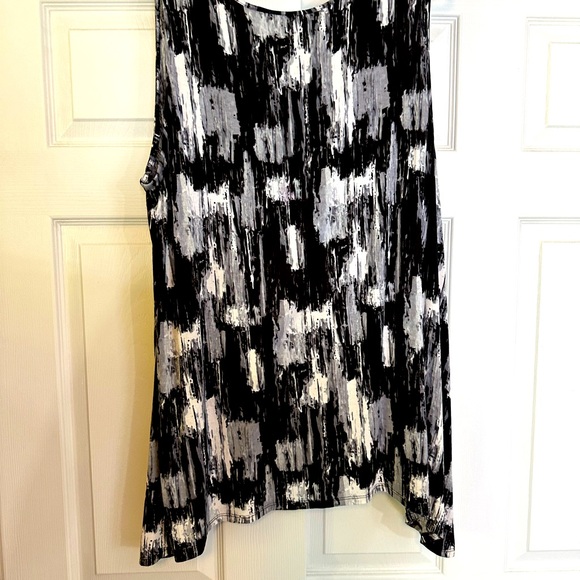 Woman’s Tahari sleeveless top handkerchief hemline BLK & WHT print SZ 3X - Picture 2 of 8